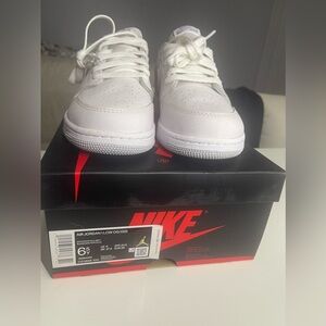 AIR JORDAN 1 LOW OG (GS) WHITE/PARTICLE GREY